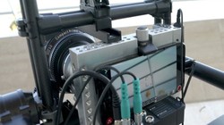 Một hình ảnh hay đoạn phim thương mại có dòng chữ "Chụp/Quay bởi điện thoại" thường được thực hiện với các loại thiết bị hỗ trợ chuyên nghiệp như thế này