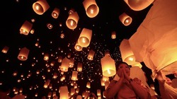 Bức ảnh này được chụp vào lễ hội Yeeping và đây là lần đầu Simon Bond ghé thăm lễ hội này. Theo anh chụp ảnh trong môi trường thiếu sáng là một thử thách lớn.