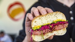 Chỉ bằng cách thay đổi góc nhìn và thêm vào một vài yếu tố đơn giản, bạn đã có một tấm ảnh chụp món ăn thành công.