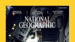 Phi hành gia Paolo Nespoli ngồi bên trong buồng lái giả lập tàu Soyuz, được chiếu sáng bằng đèn flash của iPhone. (Ảnh: Alessandro Barteletti)