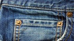 Đa số những quần Jean hiện nay đều có túi nhỏ này ngay trên túi to phía trước. Nguồn: istock
