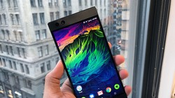 Razer Phone ra mắt 15/11/2017, là mẫu smartphone đầu tay của Razer (Nguồn: Engadget)