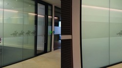 Chỉ trong vài giây, tấm kính sẽ đổi từ trong suốt sang trắng đục tùy theo yêu cầu của người dùng. Nguồn: ESG