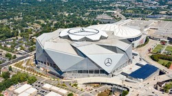 Quang cảnh bên ngoài sân vận động Mercedes-Benz Stadium tại thành phố Atalanta (Mỹ). Nguồn: Solar Industry