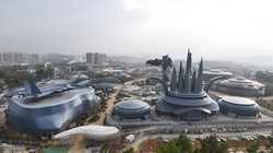 Du khách khách có thể nhảy Bungee từ trên đầu mô hình người máy khổng lồ. Nguồn: Daily Mail