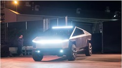 Elon Musk chở bạn gái và một số người bạn đi ăn bằng Tesla Cybertruck (Ảnh: The Verge)