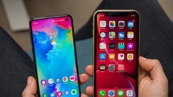 Samsung Galaxy S10e (trái) và iPhone XR (phải) (Ảnh: Phonearena)