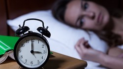 Guồng quay cuộc sống khắc nghiệt khiến cho nhiều người mắc bệnh mất ngủ (Ảnh: BookingCare)