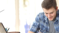 Laptop đang dần trở thành trang thiết bị không thể thiếu đối với các bạn học sinh, sinh viên (Ảnh: The Guardian)