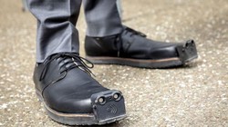 Đôi giày tích hợp AI giúp người khiếm thị di chuyển dễ dàng hơn (Ảnh: OC)