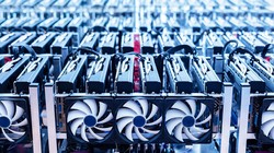 Khai thác Bitcoin sử dụng ít năng lượng hơn ngân hàng truyền thống (Ảnh: Independent)