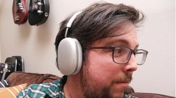 AirPods Max không thể phát nhạc lossless trên Apple Music (Ảnh: The Verge)