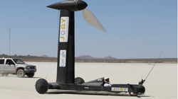 Black Bird - chiếc xe sẽ được sử dụng trong cuộc cá cược (Ảnh: Vice)