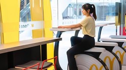 Cửa hàng McDonald thay thế ghế ngồi bằng máy đạp xe giúp khách hàng vừa ăn vừa có thể giảm cân (Ảnh: OC)
