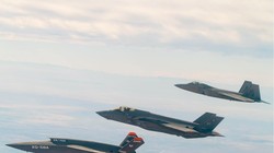 Máy bay chiến đấu không người lái Kratos Defense XQ-58A Valkyrie của Mỹ (trái) bay cạnh máy bay F-35 và F-22 (Ảnh: Asia Times)