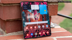 Điện thoại gập liệu có thể thay thế máy tính bảng truyền thống? (Ảnh: Android Authority)