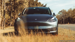 Tesla giảm mạnh giá xe điện, khách hàng tức giận vì xe mất giá quá nhanh (Ảnh: Slash Gear)