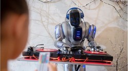 Google AI có thể soạn bất kỳ thể loại nhạc nào từ một đoạn văn mô tả (Ảnh: Engadget)