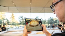 Apple sẽ cho phép mọi người tự tạo ứng dụng cho tai headset thực tế hỗn hợp của mình bằng Siri (Ảnh: Engadget)