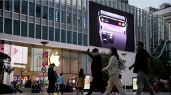 Tim Cook cho biết lý do vì sao doanh thu Apple giảm mạnh (Ảnh: SCMP)