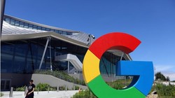 Nhân viên Google biểu tình phản đối việc sa thải, giảm lương (Ảnh: SCMP)