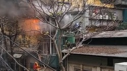 Khoảnh khắc người đàn ông "tay không" giải cứu bé gái mắc kẹt trong ngôi nhà bị cháy