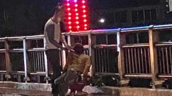 Người đàn ông dùng súng uy hiếp người phụ nữ