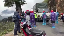 Bị nhóm “phượt thủ” hành hung trong cabin, tài xế xe tải đạp ga lao thẳng vào đám đông.