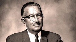 Thomas Rowe Price Jr. (1898-1983) được coi là cha đẻ của trường phái đầu tư tăng trưởng (growth investing).