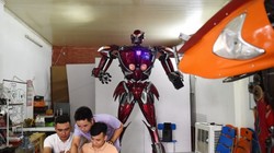 Robot One được nhóm Robot Bank chế tạo từ phụ tùng xe máy Honda và SYM bỏ đi. Ảnh: AFP