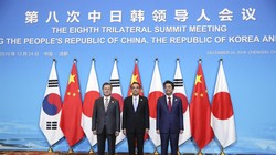 Thủ tướng Trung Quốc Lý Khắc Cường, Thủ tướng Nhật Bản Shinzo Abe và Tổng thống Hàn Quốc Moon Jae-in tại Hội nghị thượng đỉnh tổ chức tại Thành Đô, Trung Quốc ngày 24/12 (Ảnh: China Daily)