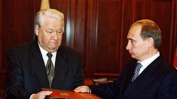 Tổng thống đầu tiên của nước Nga Boris Yeltsin trao Quyền tổng thống Nga cho V.Putin (Ảnh: Sputnik).