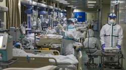 Các nhân viên y tế làm việc tại phòng chăm sóc đặc biệt được cách ly thuộc một bệnh viện ở Vũ Hán (Ảnh: AP).