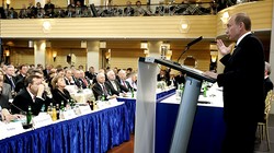 Tổng thống Nga V.Putin phát biểu tại Hội nghị an ninh quốc tế Munich 2007: Trật tự thế giới đơn cực do một siêu cường lãnh đạo không thể tồn tại do không dựa trên cơ sở nền tảng đạo đức-tinh thần của nền văn minh hiện đại (Ảnh: Wikipedia).