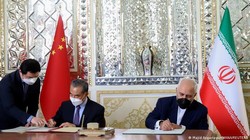 Bộ trưởng Ngoại giao Iran Zavad Zarif (phải) và Bộ trưởng Ngoại giao Trung Quốc Vương Nghị (trái) kỷ Thỏa thuận chiến lược Iran-Trung Quốc ngày 27/3/2021 tại Tehran (Ảnh: TASS)