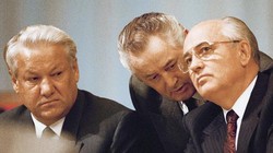 Mikhail Gorbachev (phải) và Boris Yeltsin (trái)-2 nhân vật đóng vai trò tối quan trọng trong sự kiện Liên Xô sụp đổ (Ảnh: Sputnik)