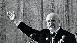 N.Khrushchev đọc diễn văn tại Đại hội XX của Đảng Cộng sản Liên Xô chống J.Stalin và xuyên tạc lịch sử Liên Xô, mở đầu “cải tổ 1.0” (Ảnh: Ogonhyok)