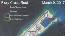 Cận cảnh Đá Chữ Thập đã bị Trung Quốc bồi lấp, xây đảo nhân tạo trái phép với đường băng và các công trình quân sự tại quần đảo Trường Sa. Khu vực màu đỏ là nơi bố trí các hệ thống radar. Khu vực màu xanh dương là nhà chứa máy bay. Khu màu vàng xây dựng c