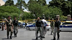 Cảnh sát Iran làm nhiệm vụ bên ngoài tòa nhà Quốc hội ở Tehran sau vụ tấn công ngày 7/6