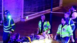 Người bị thương được đưa đi cấp cứu sau vụ tai nạn. Ảnh: Rex/Shutterstock