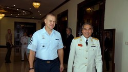 Phi công Nguyễn Đức Soát (bên phải)