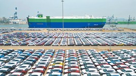6 tháng đầu năm 2025, Trung Quốc đã xuất khẩu 3,38 triệu xe ô tô, tăng 18%. Ảnh chụp các xe ô tô tập kết chờ xuống tàu vượt biển. Ảnh: Xinhua.