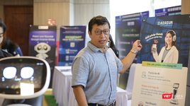 Ông Anthony Tuan Phan, Founder và CEO Công ty CP Trí tuệ Nhân tạo Việt Nam - AIAIVN, bên robot sử dụng công nghệ GenAI phục vụ du lịch.
