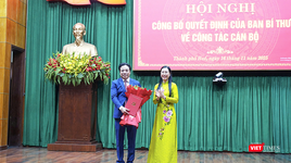 Bà Bùi Thị Quỳnh Vân, Phó trưởng Ban Tổ chức Trung ương trao Quyết định cho ông Nguyễn Khắc Toàn. Ảnh Dũng Văn