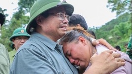 Thủ tướng xúc động khi gặp cặp vợ chồng mất 3 con trong lũ quét