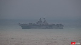 Chiều 8/12, siêu tàu tấn công đổ bộ USS Tripoli (LHA-7) của Hải quân Mỹ đã xuất hiện trên vịnh Đà Nẵng.