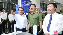Đại tướng Lương Tam Quang, Bộ trưởng Bộ Công an tham quan các gian triển lãm công nghệ an ninh mạng tại sự kiện Ngày An ninh mạng Việt Nam 6/8.
