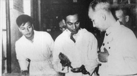 GS Đặng Văn Ngữ (giữa) đang thuyết trình với Bác Hồ nhân dịp Bác thăm Trường Y - Dược và Khoa Ký sinh trùng. Ảnh Tư liệu/SKĐS