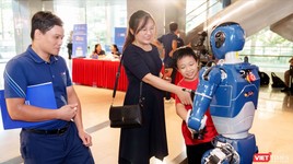 Robot VinMotion và người dùng giao lưu thân thiện tại Lễ trao Giải thưởng Chuyển đổi số Việt Nam 2025.