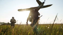 Các thành viên của Lữ đoàn Tác chiến số 13 thuộc Vệ binh Quốc gia Ukraine chuẩn bị phóng máy bay không người lái trinh sát do Ukraine sản xuất về phía tiền tuyến, tại khu vực Kharkov hôm 20/7. Ảnh: Reuters.